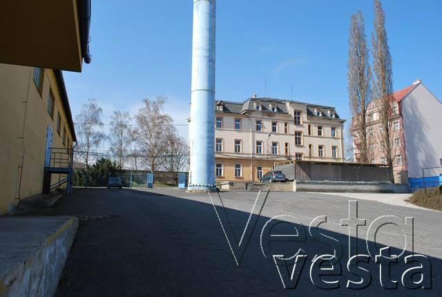 Provozní areál o ploše 12 512 m2 u hlavní silnice na příjezdu do Děčína